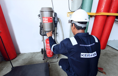 Servicing Inflatable Liferaft 02