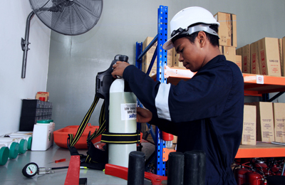 Servicing Inflatable Liferaft 02