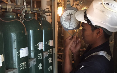 Servicing Inflatable Liferaft 02